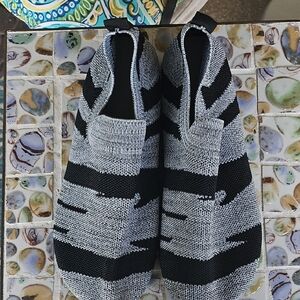 Women's Black and Gray Flats